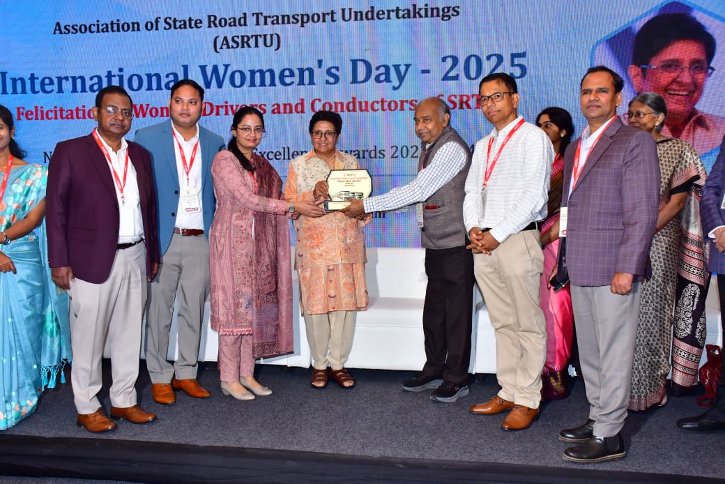 किरण बेदी ने आज अंतर्राष्ट्रीय महिला दिवस के अवसर पर परिवहन निगम को पुरस्कार प्रदान किया 